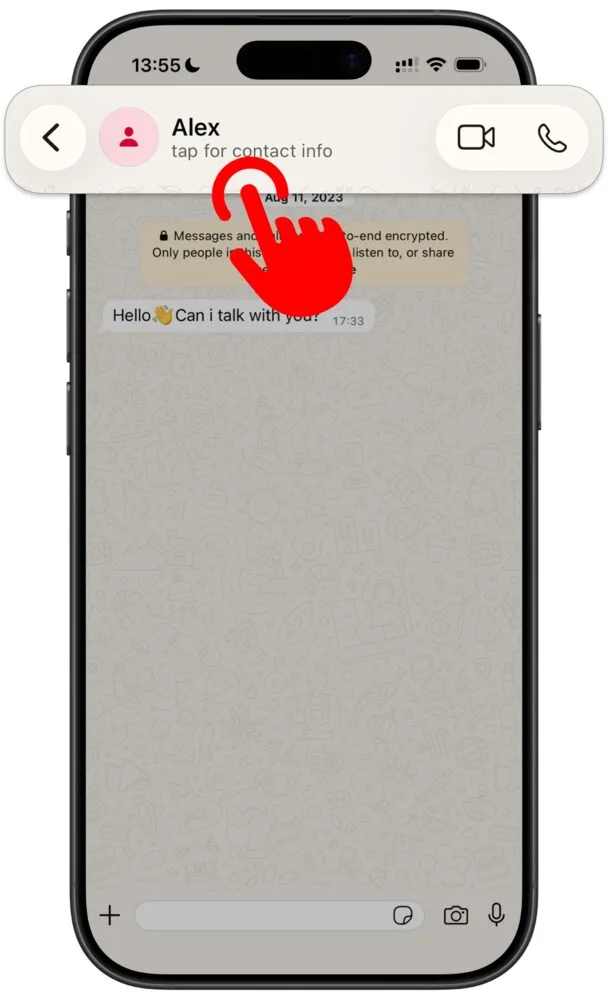 Eine WhatsApp-Unterhaltung, ein Finger tippt oben auf den Kontaktnamen.